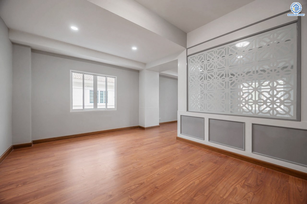 บ้านเดี่ยวมือสอง โครงการ เดอะวอเตอร์เฮ้าส์ กาญจนาฯ-บางบอน รองรับทุกความสุข เนื้อที่ 117.1 ตร.ว. ฟังก์ชัน 5 ห้องนอน 4 ห้องน้ำ 1 ห้องอเนกประสงค์ 1 ห้องแม่บ้าน จอดรถได้ 1 คัน บนทำเลใกล้รถไฟฟ้าสายสีน้ำเงิน "สถานีหลัก2" และจุดขึ้นทางด่วน "พระราม2" และ The Mall บางแค